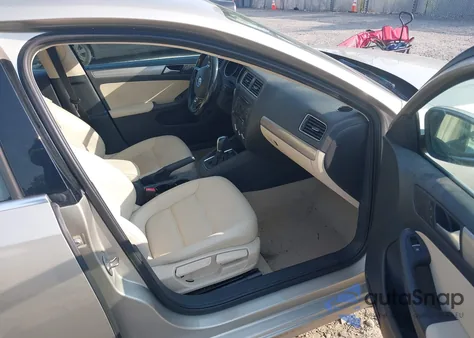 2015 Volkswagen Jetta 1.8T Se z USA, uszkodzony, nr VIN 3VWD17AJXFM334828